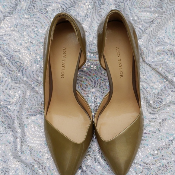 And Taylor metallic gold pumps - Picture 2 of 3